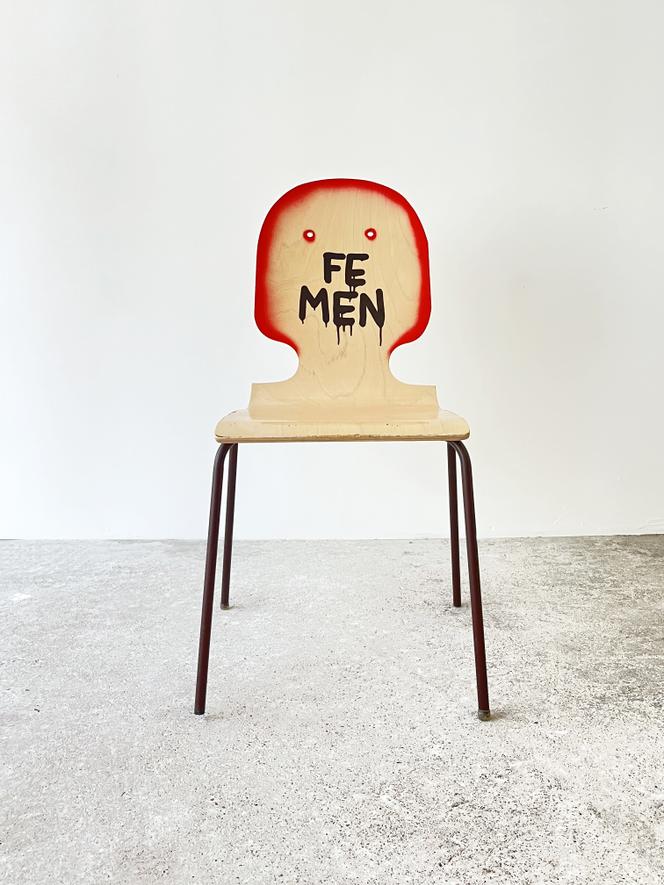 Chaise « Femen », n °247/577.