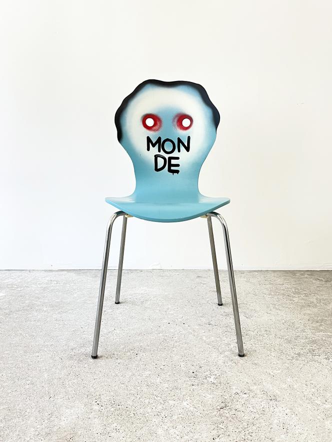 Chaise « Monde », lot n °384/577.