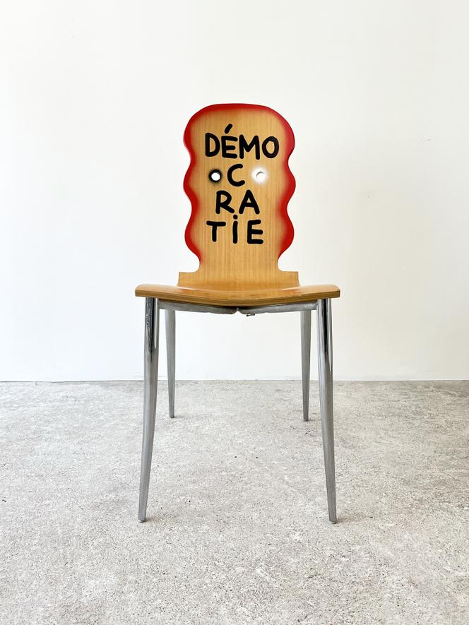 Chaise « Démocratie », n °173/577.