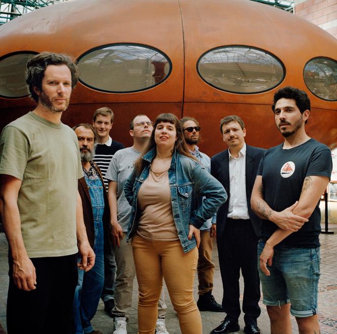 Les membres d’Astéréotypie, avec de gauche à droite : Benoît Guivarch, Eric Tafani, Aurélien Lobjoit, Yohann Goetzmann, Claire Ottaway, Arthur B. Gillette, Stanislas Carmont et Christophe L'Huillier, à Saint-Ouen, le 25 mai 2024.