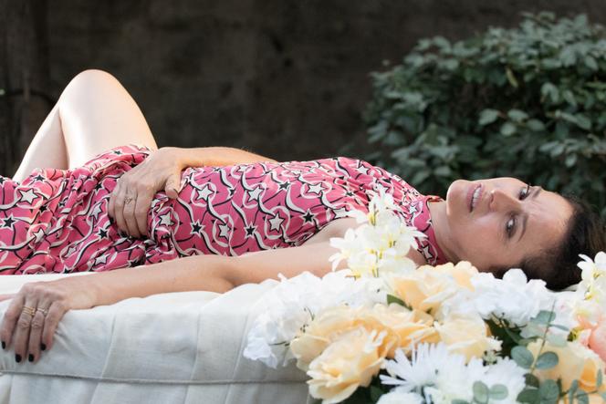 Anne Charrier, dans « Rose Royal », mis en scène par Romane Bohringer, au Théâtre des Halles, à Avignon, le 1er juillet 2025.