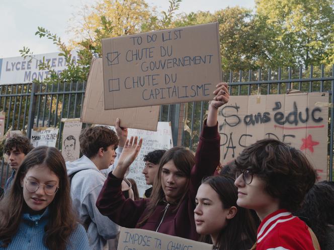 Devant le lycée Montebello de Lille, lors de la mobilisation Bloquons tout, le 10 septembre 2025.