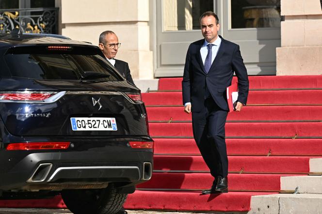 Le nouveau premier ministre, Sébastien Lecornu, quitte le Palais-Bourbon, à Paris, le 11 septembre 2025.