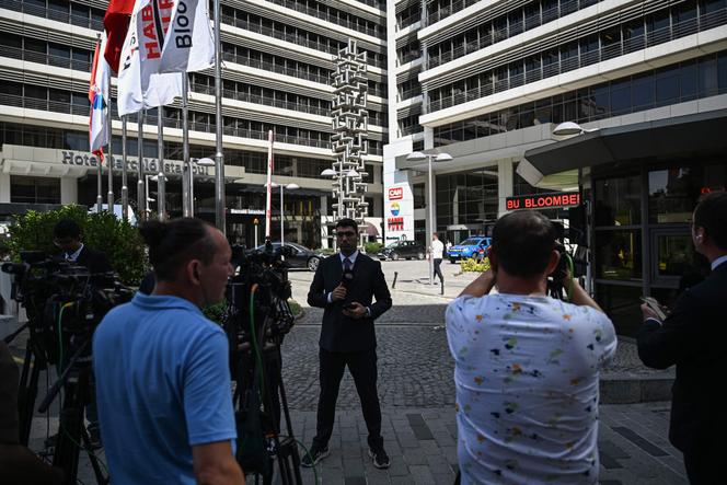 Devant le siège de la chaîne de télévision Habertürk à Istanbul, le 11 septembre 2025.