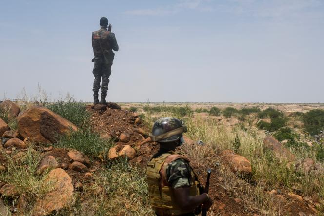 Des soldats nigériens patrouillent près du village de Kandadji, dans la région de Tillabéri (Niger), l’une des zones les plus touchées du Sahel par les attaques djihadistes, le 10 septembre 2021.