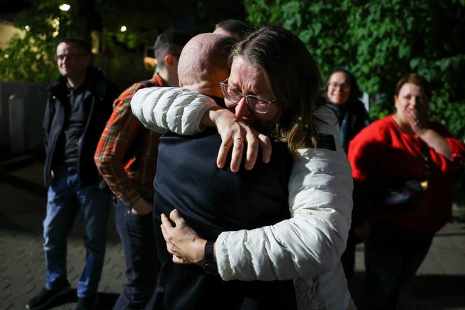 Un prisonnier libéré de Biélorussie est accueilli par un être cher, après son arrivée à l’ambassade des Etats-Unis, à Vilnius, en Lituanie, le 11 septembre 2025. 