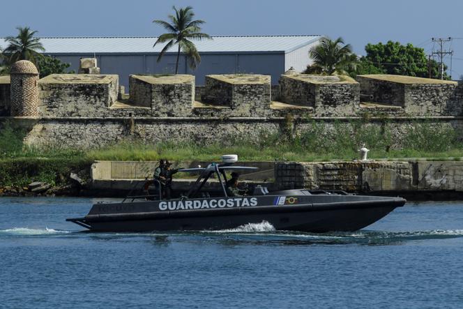 Un bateau des garde-côtes de la marine vénézuélienne patrouille le long de la côte caraïbe, dans un contexte de tensions accrues avec les Etats-Unis, à Puerto Cabello, au Venezuela, le 11 septembre 2025. 