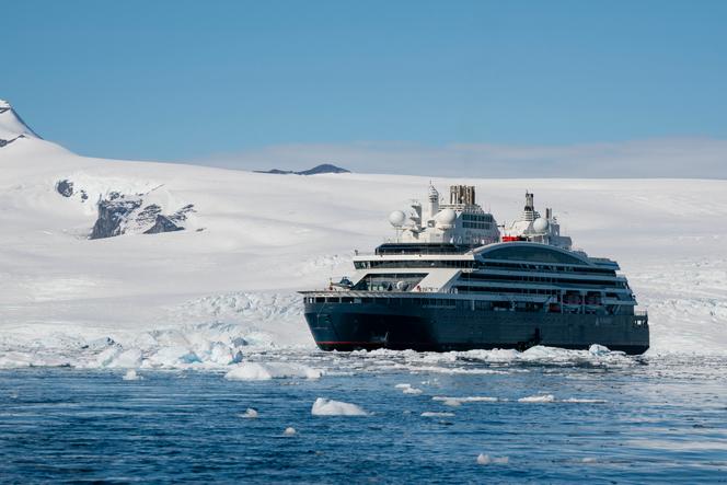 Le navire de croisière spécialisé dans les expéditions polaires, le « Commandant-Charcot », dans le détroit de Larsen, en mer de Weddell, en Antarctique, le 28 janvier 2022.
