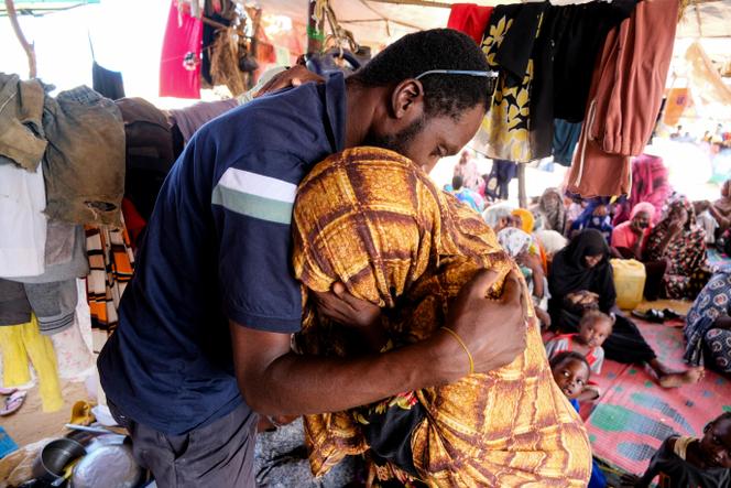 Al-Rasheed al-Tahir abraça sua irmã Weeping depois que a família fugiu da cidade de Al-Fashir, devastada pela guerra, à medida que a situação humanitária se deteriorou em meio ao conflito preto entre as forças de apoio rápido paramilitar (RSF) e o exército sudaneso, em um campo de deslocamento em Al Dabba, Sudan, 6 de setembro de 2025. 