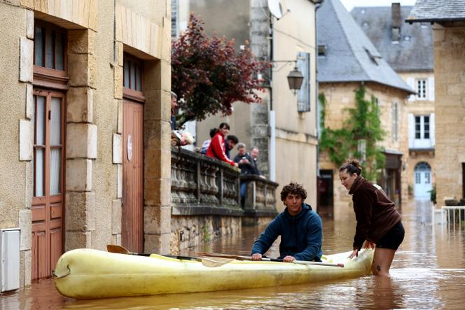 Des habitants descendent en kayak une rue inondée par le débordement de la Vézère à Montignac-Lascaux, dans le sud-ouest de la France, le 21 avril 2025.
