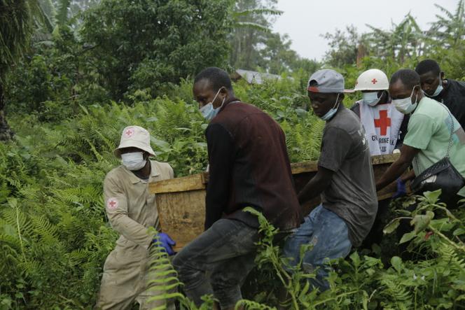 Des membres de la Croix-Rouge transportent le cercueil d’un personne tuée par les Forces démocratiques alliées (ADF) à Ntoyo, en République démocratique du Congo, le 10 septembre 2025.