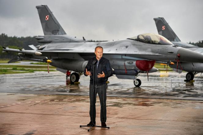 Le premier ministre polonais, Donald Tusk, devant des avions de chasse polonais F-16 lors d’une conférence de presse sur la menace posée par les drones russes dans l’espace aérien du pays, à Lask, en Pologne, le 11 septembre 2025. 
