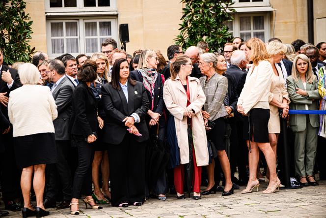 Les ministres démissionnaires lors de la passation de pouvoirs à Matignon, à Paris, le 10 septembre 2025.