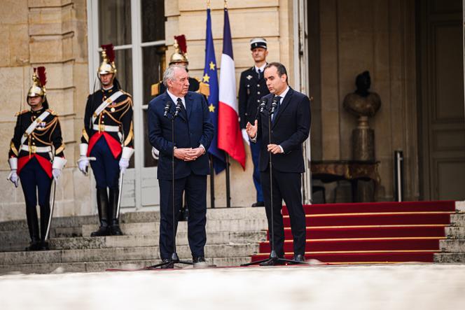 Le nouveau premier ministre, Sébastien Lecornu, prend la parole lors de la passation de pouvoirs avec son prédécesseur, François Bayrou, à Matignon, à Paris, le 10 septembre 2025.