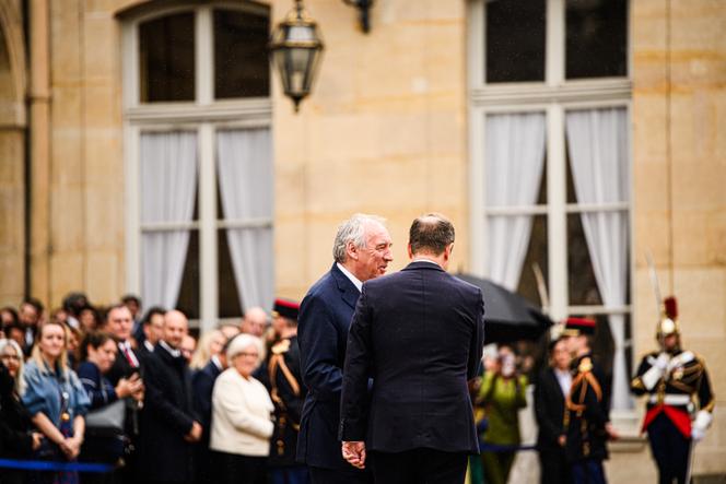 Le premier ministre démissionnaire, François Bayrou, accueille le nouveau premier ministre, Sébastien Lecornu, lors de la passation des pouvoirs à Matignon, à Paris, le 10 septembre 2025.