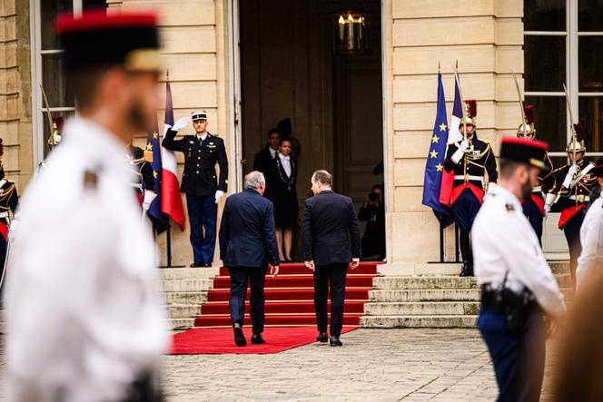 François Bayrou accueille son successeur à Matignon, Sébastien Lecornu, lors de la passation des pouvoirs, à Paris, le 10 septembre 2025.