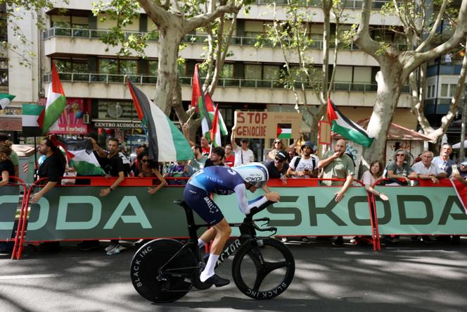 Un coureur de l’équipe Israel-Premier Tech devant des manifestants propalestiniens, à Valladollid (Espagne), le 11 septembre 2025.