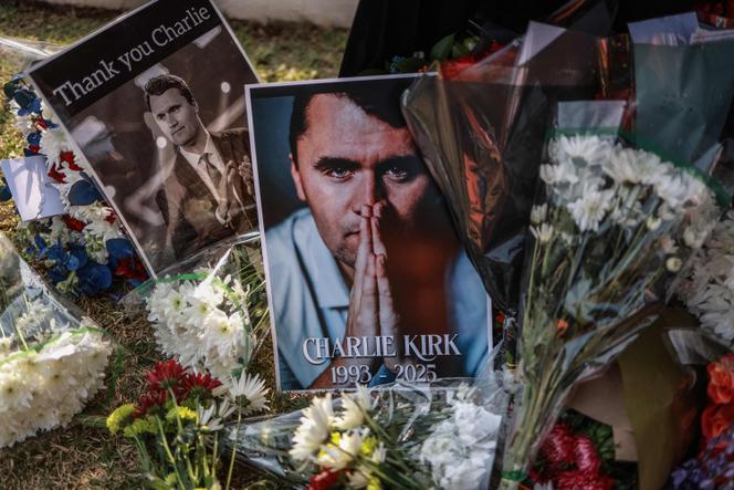 Mémorial à Charlie Kirk, installé devant l’ambassade américaine de Prétoria, le 11 septembre 2025.