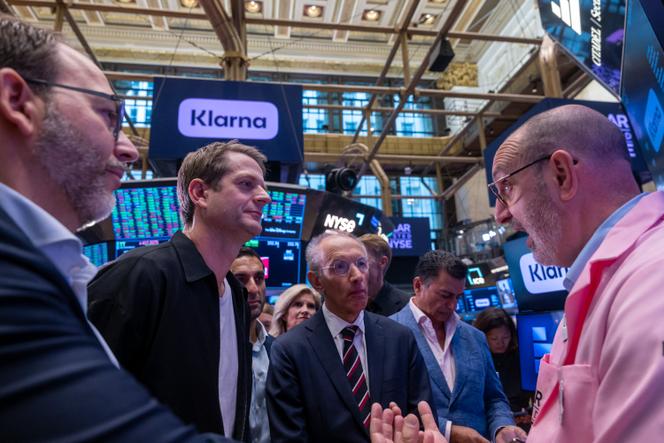 Sebastian Siemiatkowski (2ᵉ à gauche), PDG de Klarna, plateforme de crédit en ligne, à la Bourse de New York, le 10 septembre 2025.