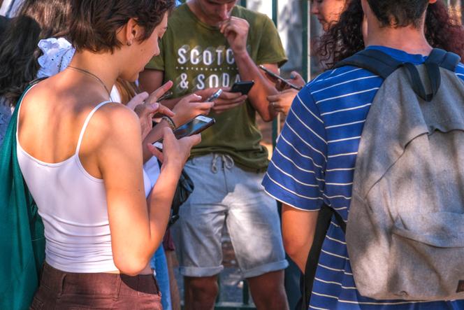 Des adolescents et jeunes adultes, à Valence, en 2022.