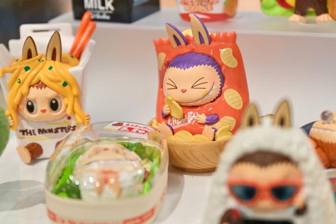 Des figurines de collection Labubu, conçues par l’illustrateur hongkongais Kasing Lung dans le cadre de sa série « The Monsters », exposée dans une boutique Pop Mart, à Paris, le 17 août 2025.