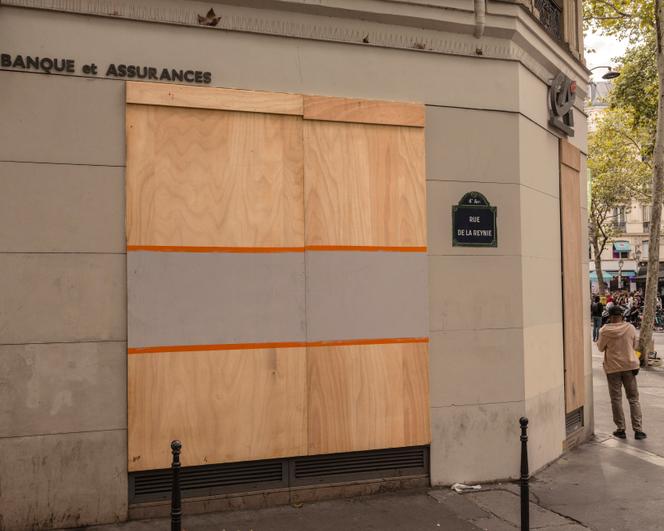 Une banque barricadée pendant la journée de mobilisation du 10 septembre 2025, à Paris.