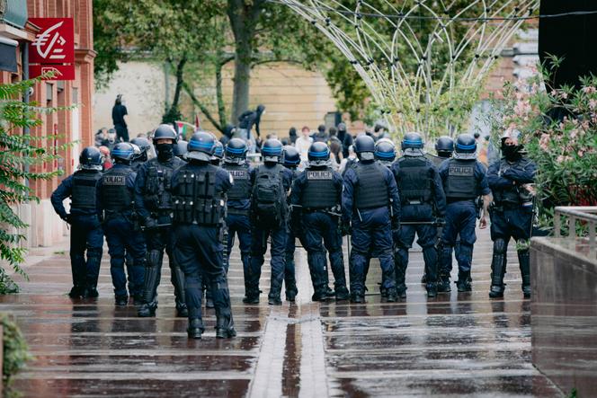 Un groupe de policiers de la compagnie départementale d’intervention, à Toulouse, le 10 septembre 2025.