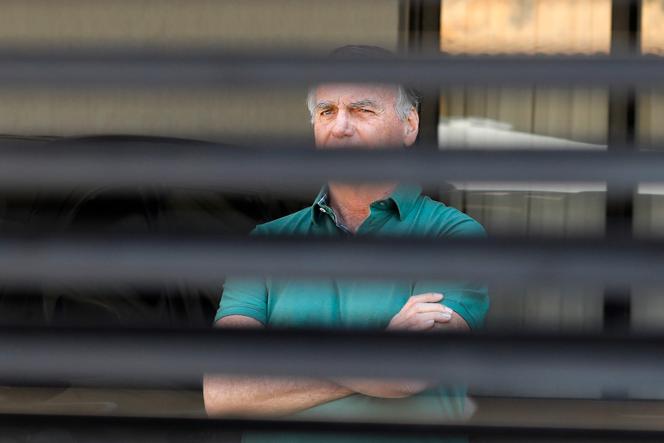 L’ancien président brésilien Jair Bolsonaro, devant sa résidence, à Brasilia, le 11 septembre 2025.