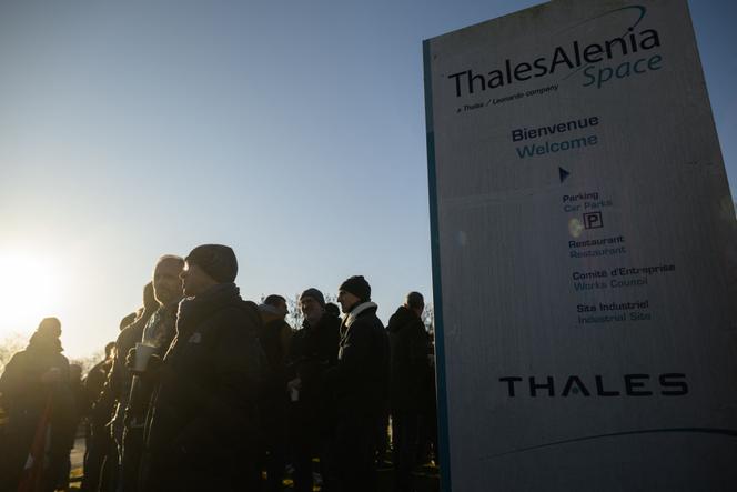 Des membres de l’intersyndicale de Thales Alenia Space réunis devant le site de leur entreprise, à Toulouse, le 6 février 2025. 
