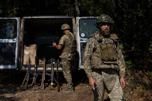 Des militaires ukrainiens du groupe de tir mobile de la division de missiles antiaériens et d’artillerie de la 4ᵉ brigade blindée, lors d’un entraînement de tirs sur disques, dans la région de Kharkiv, le 11 septembre 2025.