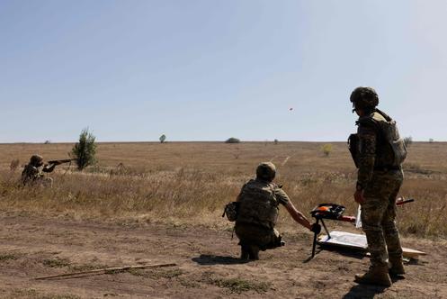 Des militaires ukrainiens du groupe de tir mobile de la division de missiles antiaériens et d’artillerie de la 4ᵉ brigade blindée, lors d’un entraînement de tirs sur disques, dans la région de Kharkiv, le 11 septembre 2025.