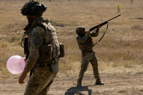 Des militaires ukrainiens du groupe de tir mobile de la division de missiles antiaériens et d’artillerie de la 4ᵉ brigade blindée pratiquent le tir sur ballons de baudruche dans la région de Kharkiv, le 11 septembre 2025.