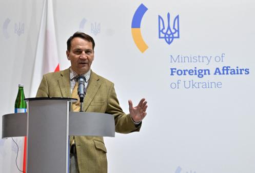 Radoslaw Sikorski, le ministre des affaires étrangères polonais, lors d’une conférence de presse à Kiev, le 12 septembre 2025.