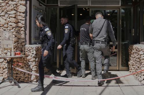 Des membres des forces de sécurité israéliennes sur les lieux d’une attaque au couteau dans un hôtel du kibboutz Tzuba, près de Jérusalem, le 12 septembre 2025.