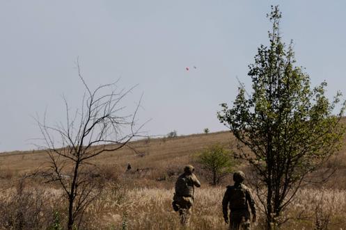 Des militaires ukrainiens du groupe de tir mobile de la division de missiles antiaériens et d’artillerie de la 4ᵉ brigade blindée pratiquent le tir sur ballons de baudruche dans la région de Kharkiv, le 11 septembre 2025.