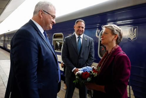 Le ministre des affaires étrangères ukrainien, Andrii Sybiha, et le chef de cabinet du président ukrainien, Andriy Yermak, accueillent la ministre des affaires étrangères britannique, Yvette Cooper, à son arrivée à la gare ferroviaire de Kiev, le 12 septembre 2025.