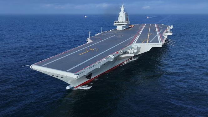 Le porte-avions chinois « Fujian », lors de son premier essai en mer, exercice qui a eu lieu du 1ᵉʳ au 8 mai 2024, sur une photo prise par drone distribuée par le ministère de la défense chinois.