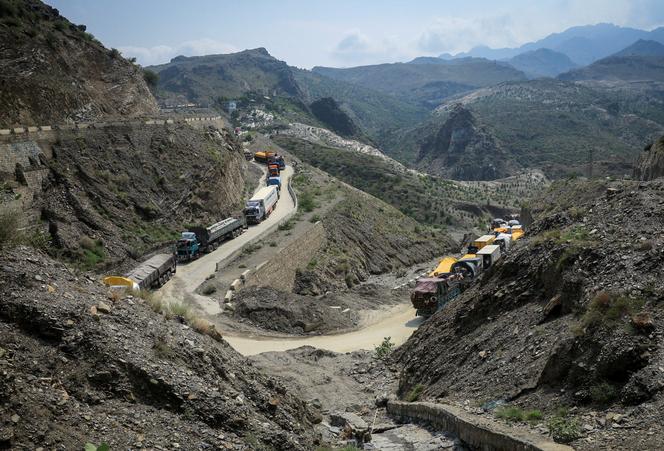 Des camions transportant des biens d’Afghans expulsés vers le pays par les autorités pakistanaises, près du passage de Torkham entre les deux pays, le 1er septembre 2025.