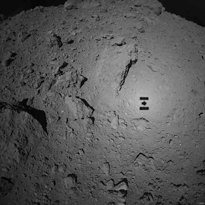 L’ombre de la sonde Hayabusa-2 à la surface de l’astéroïde Ryugu.