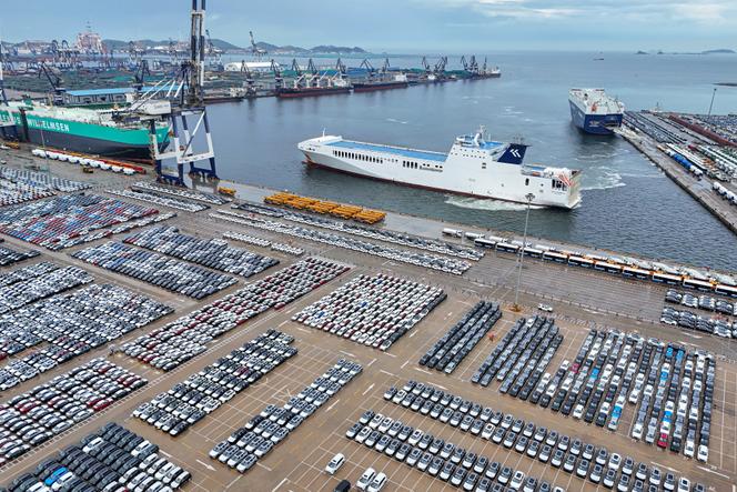 Des voitures destinées à l’exportation dans le port de Yantai, dans la province du Shandong, dans l’est de la Chine, le 29 juin 2025