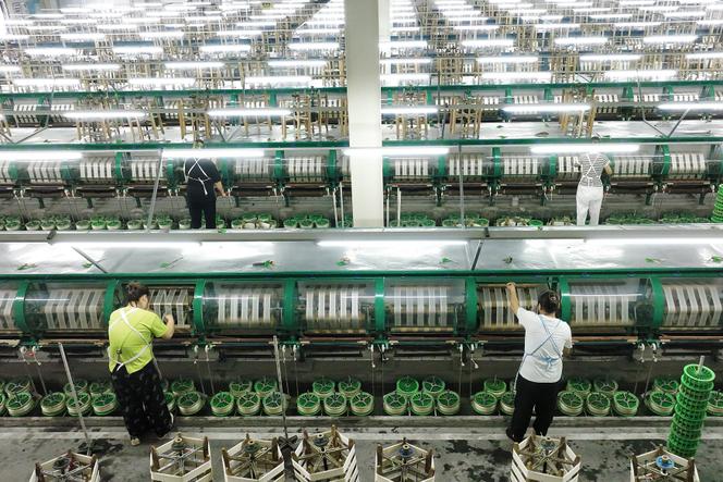Dans une entreprise de soie de la zone de haute technologie du district de Qianjiang, à Chongqing (Chine), le 11 septembre 2025.
