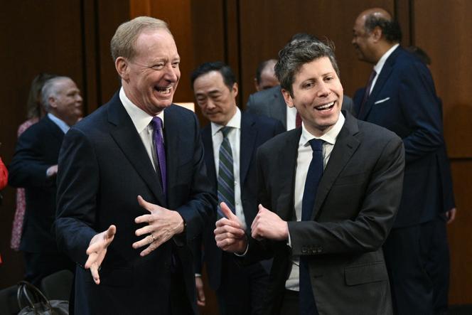 Le vice-président de Microsoft, Brad Smith, et le PDG d’Open AI, Sam Altman, avant une audience de la commission du commerce du Sénat américain sur l’intelligence artificielle, au Capitole de Washington, le 8 mai 2025.