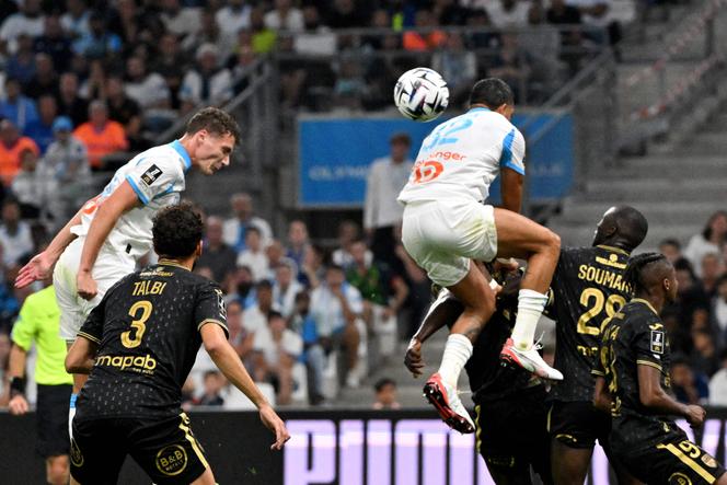 Benjamin Pavard (maillot blanc à gauche) marque de la tête lors du match de Ligue 1 entre l’Olympique de Marseille et le FC Lorient, au Stade-Vélodrome, le 12 septembre 2025.