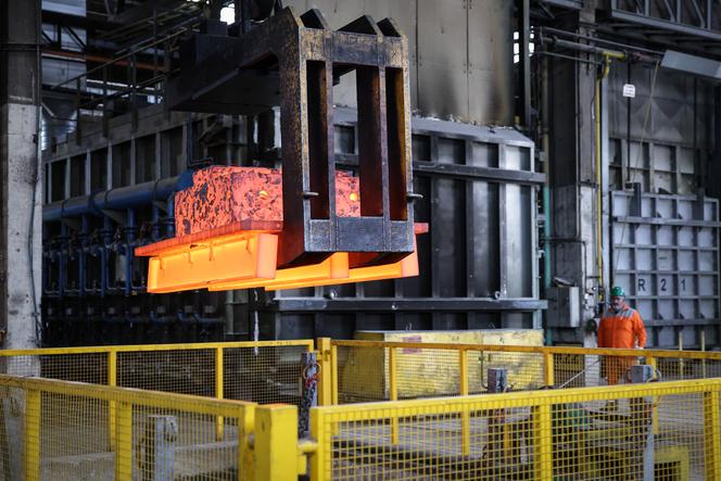 Une pièce forgée à chaud sur la ligne de traitement thermique de l’usine de la société métallurgique Aubert & Duval à Pamiers, dans le sud-ouest de la France, le 25 août 2025.
