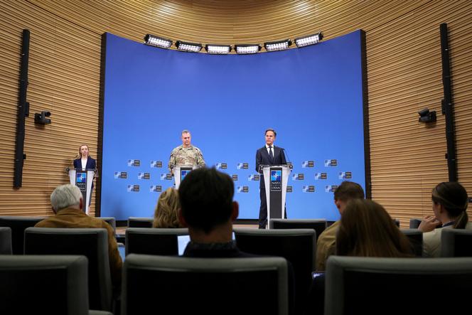 Le commandant suprême des forces alliées en Europe, le général Alexus Grynkewich (à gauche), et le secrétaire général de l’OTAN, Mark Rutte, au siège de l’OTAN, à Bruxelles, le 12 septembre 2025. 