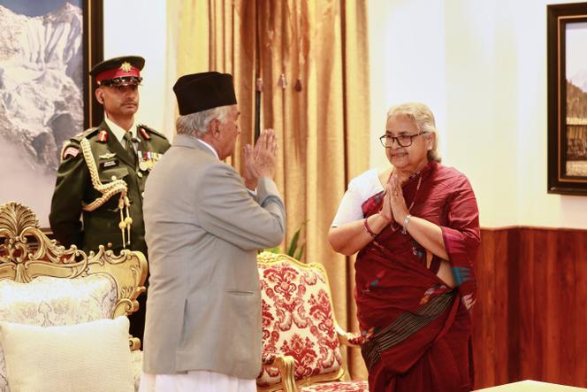 Presidente do trem da Suprema Corte Sushila Karki com o presidente do nepalês Ram Chandra Poudel depois de ser jurado como primeiro -ministro interino em Katmandu em 12 de setembro de 2025.