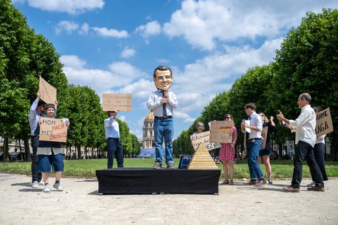 Lors d’une action symbolique organisée par des ONG, dont Amnesty International France, contre la directive européenne Omnibus, un ensemble de mesures visant à simplifier la législation sociale et environnementale applicable aux entreprises, à Paris, le 17 juin 2025.