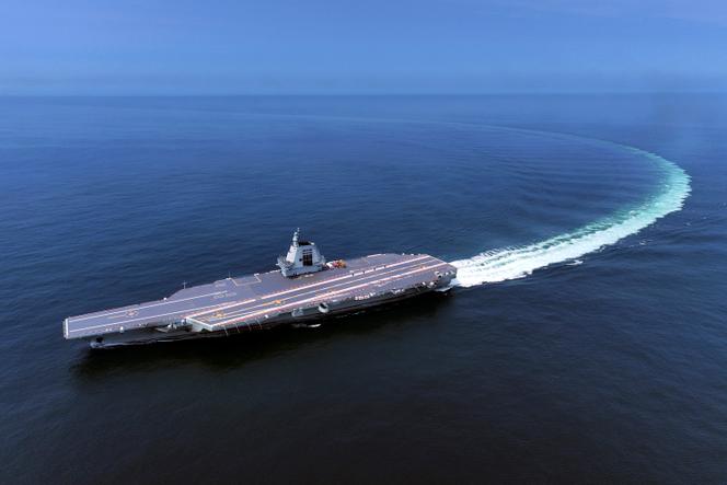  Sur cette photo publiée par l’agence de presse Xinhua, le porte-avions chinois « Fujian » effectue son premier essai en mer, le 7 mai 2024.