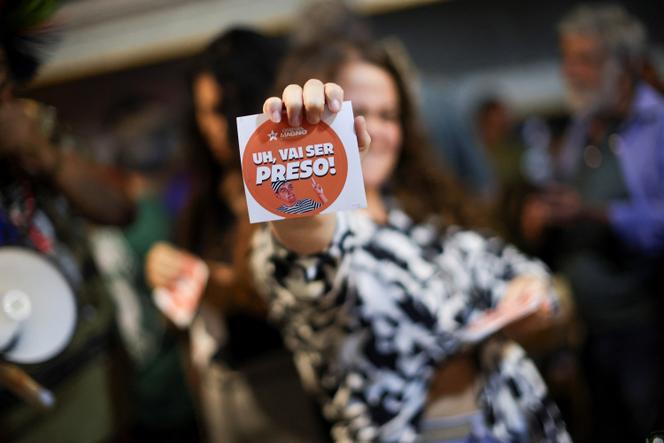 Sur un autocollant « Euh, vous allez être arrêté ! », pendant les célébrations du verdict concernant l’ancien président brésilien Jair Bolsonaro à Brasilia, le 11 septembre 2025.
