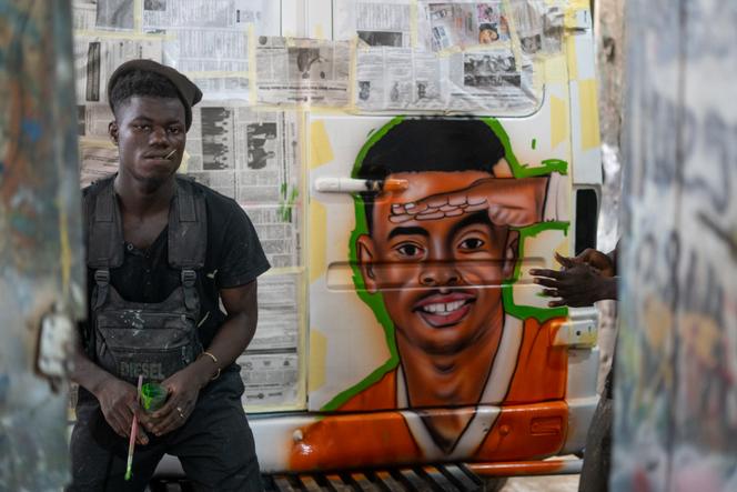 Portrait du footballeur ivoirien Simon Adingra sur la portière d’un gbaka, dans l’atelier N’Guess Décor, à Yopougon, dans le district d’Abidjan, en décembre 2024.